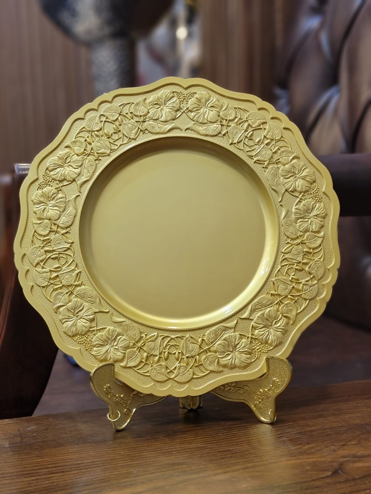 China Plate With Metal Stand & Box